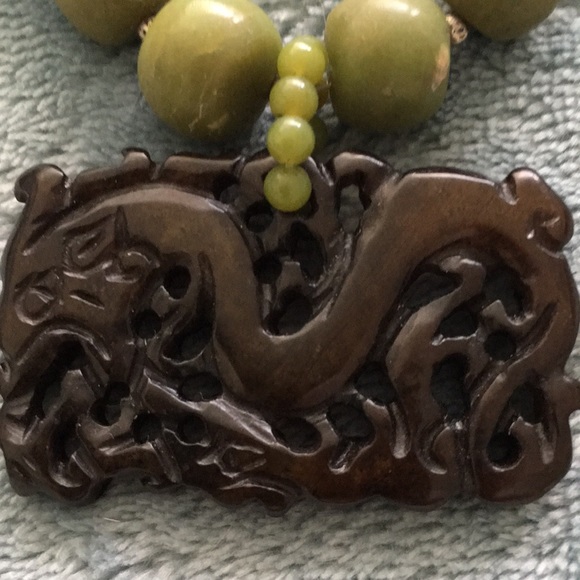 Jade with carved dragon - Picture 1 of 4